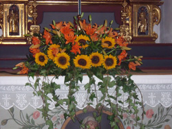 Blumenschmuck Altar